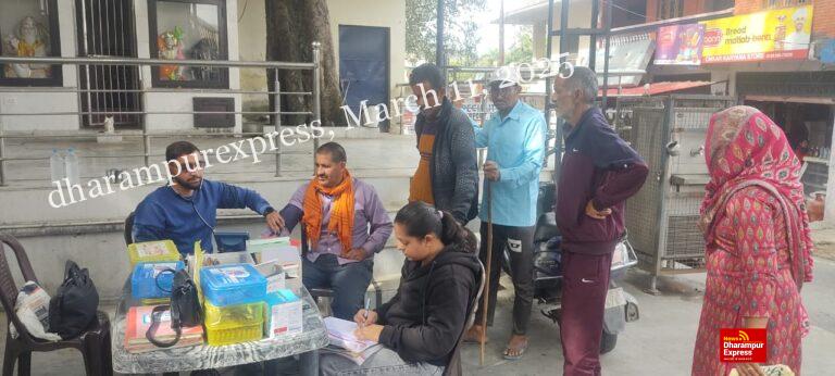करोट में सांसद मोबाइल स्वास्थ्य सेवा टीम ने जांचा 75 लोगों का स्वास्थ्य