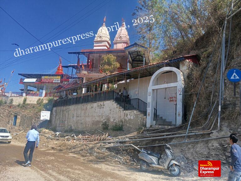 नवरात्रों में टौणी देवी मंदिर के सामने खाई खोद कर भूली निर्माण कंपनी, श्रद्धालुओं को मंदिर जाने में हो रही परेशानी