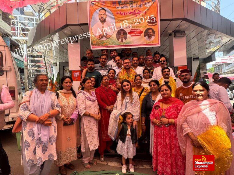 समर्थकों सहित गांधी चौक पर केक काट कर विधायक आशीष शर्मा ने मनाया अपना जन्मदिन