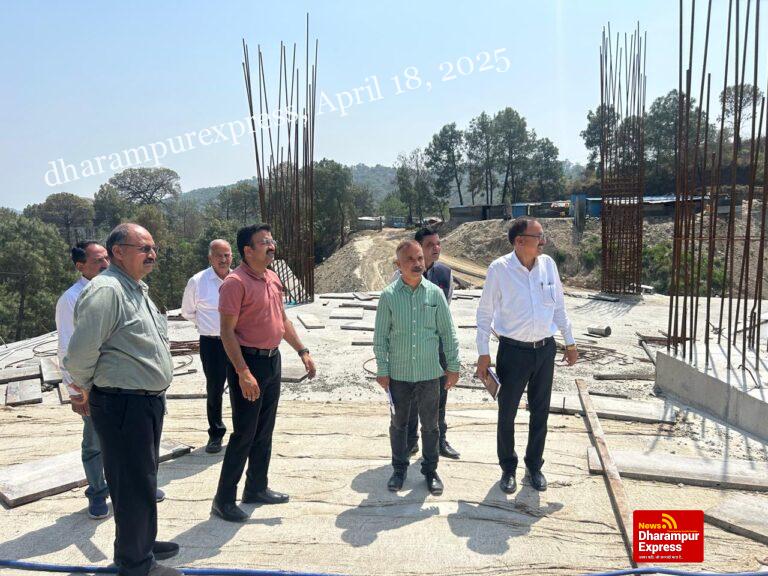 एचआरटीसी के एमडी डॉ निपुण जिंदल ने किया निर्माणाधीन बस अड्डे का निरीक्षण 