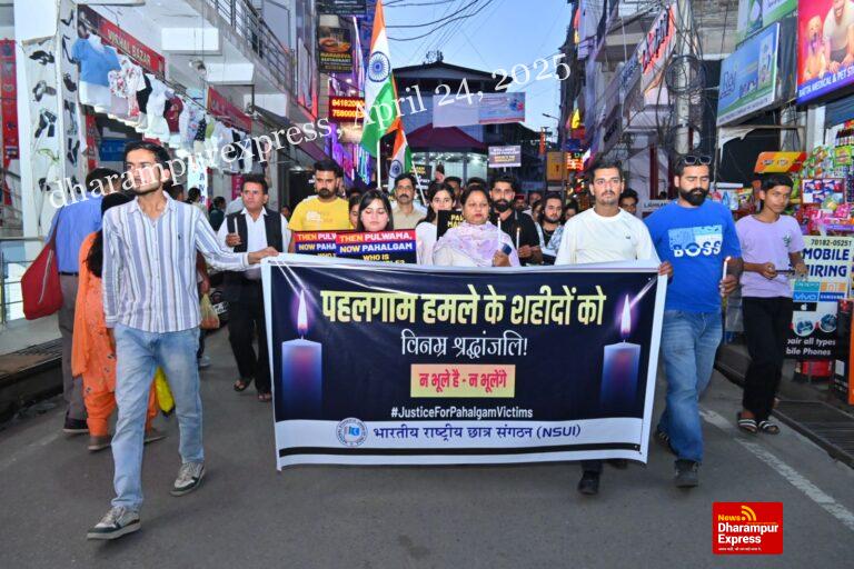हमीरपुर में पहलगाम आतंकी हमले के विरोध में युवा कांग्रेस, निकला कैंडल मार्च