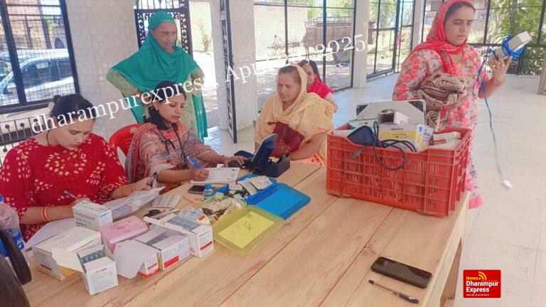 सांसद मोबाईल स्वास्थ्य सेवा ने सठवीं में जांचा 47 लोगों का स्वास्थ्य