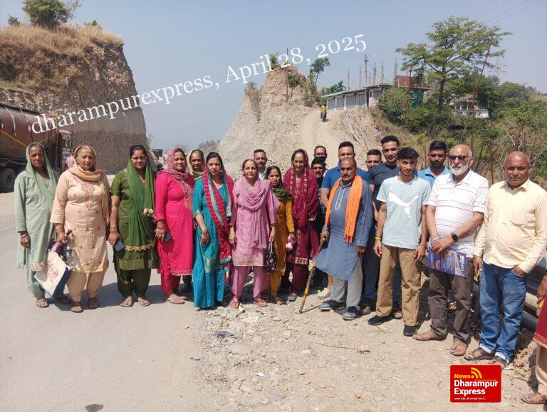 लोगों ने झनिक्कर में रोकी निर्माण कंपनी की गाड़ियां