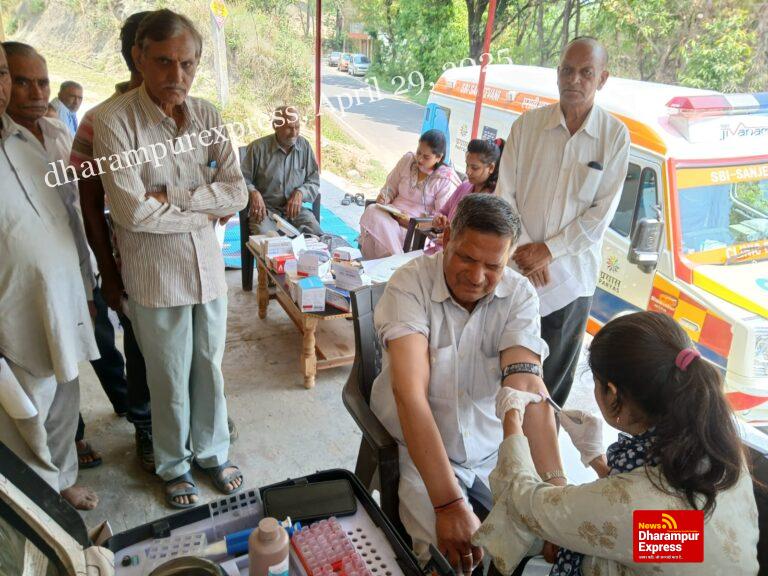 सांसद मोबाइल स्वास्थ्य सेवा टीम ने नारा मे जांचा 45 लोगों का स्वास्थ्य