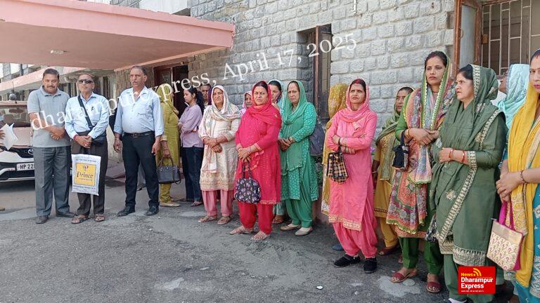 फार्मासिस्ट के तबादले को रद्द करने की मांग को लेकर डीसी कार्यालय पहुंचे धरोग के ग्रामीण 