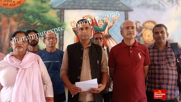 डीजल और पेट्रोल की बढ़ती कीमतों का कम्युनिस्ट पार्टी ने जताया विरोध, डीसी को सौंपा ज्ञापन