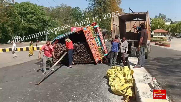 राष्ट्रीय राजमार्ग 103 पर भोटा में अनियंत्रित होकर सड़क पर पलटा लोड ट्रक