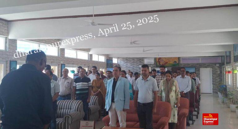अधिकारियों-कर्मचारियों ने पहलगाम में मारे गए लोगों को दी श्रद्धांजलि