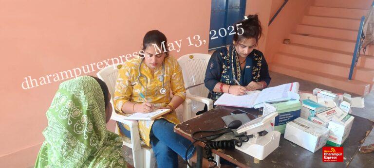 सांसद मोबाइल स्वास्थ्य सेवा टीम ने भटेड में जांचा 72 लोगों का स्वास्थ्य