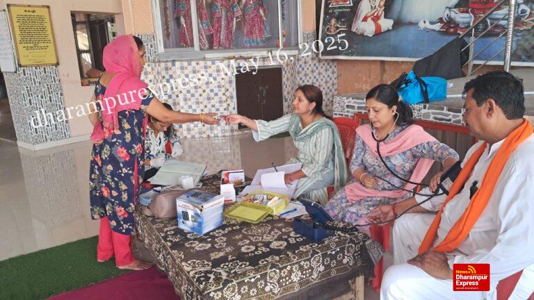 सांसद मोबाइल स्वास्थ्य सेवा टीम ने बेहड़ला में जांचा 81 लोगों का स्वास्थ्य