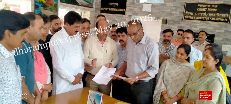 जिला परिषद के वार्डों में पुनर्शिमांकन को लेकर भाजपा के जिला अध्यक्ष की अगुवाई में डीसी को ज्ञापन सौप कर की शिकायत 