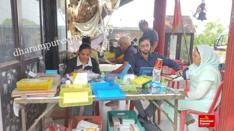 पलासन में सांसद मोबाइल स्वास्थ्य सेवा टीम ने जांचा 82 लोगों का स्वास्थ्य