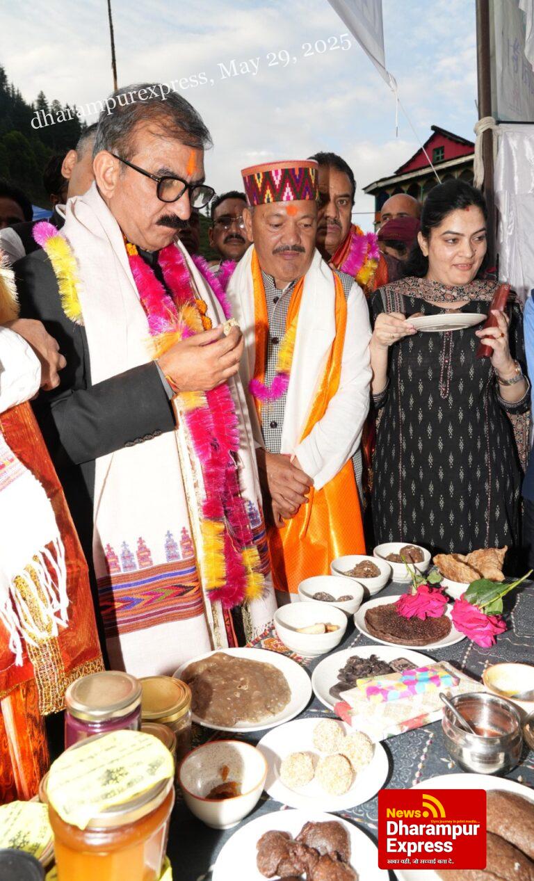सरकार गांव के द्वार कार्यक्रम के तहत बंजार के शरची पहुंचे मुख्यमंत्री