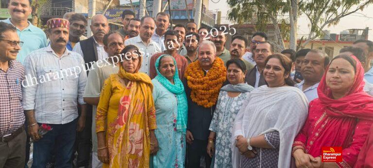 हमीरपुर बस स्टैंड के खोखा धारकों को जल्द मिलेंगी दुकानें: सुनील शर्मा