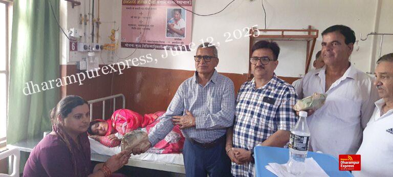 सुजानपुर विधायक के कार्यकाल का 1 साल हुआ पूरा, कांग्रेस कार्यकर्ताओं ने अस्पताल में बांटे लड्डू