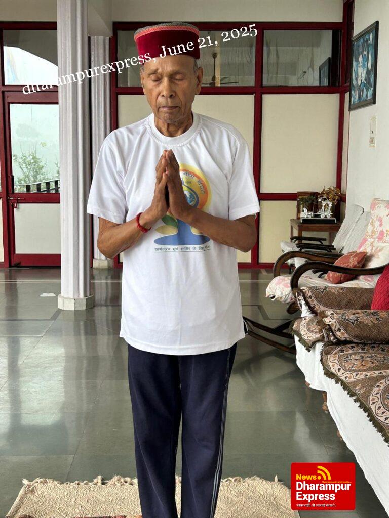 विश्व योग दिवस पर प्रो. प्रेम कुमार धूमल ने किया योग, बताया जीवन में इसका महत्व