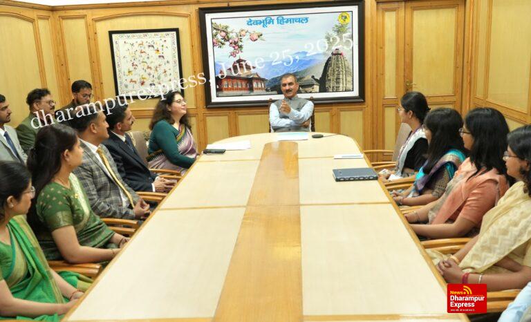 प्रशिक्षु अधिकारियों ने मुख्यमंत्री से भेंट की, अधिकारियों को जन कल्याण केन्द्रित दृष्टिकोण अपनाने को कहा