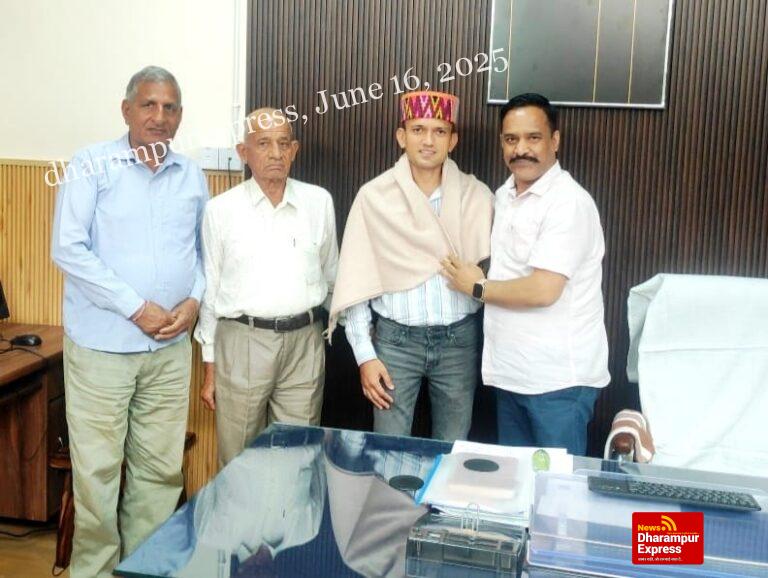 नरदेव सिंह कंवर ने पैरामोटर पायलट राहुल गढ़वाल को सम्मानित किया