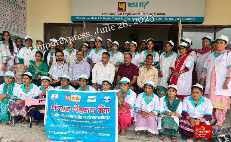 आरसेटी ने महिलाओं को सिखाया पेपर कवर और लिफाफे बनाना