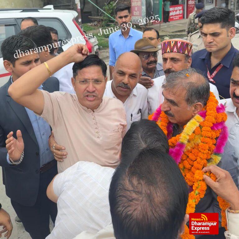हमीरपुर में कांग्रेस नेताओं ने किया मुख्यमंत्री का भव्य स्वागत