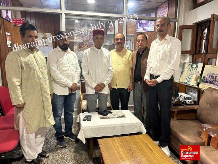 पूर्व मुख्यमंत्री प्रो. प्रेम कुमार धूमल से चम्बा व भरमौर के पूर्व विधायकों पवन नैयर और जिया लाल कपूर ने की शिष्टाचार भेंट