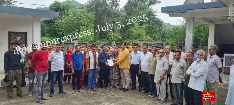 पुष्पेंद्र वर्मा का छबोट में ग्रामीणों ने किया गर्मजोशी से स्वागत, विकास कार्यों के लिए जताया आभार