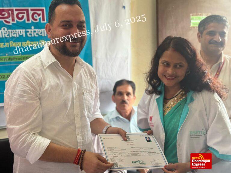 आरसेटी ने 28 महिलाओं को करवाया ब्यूटीशियन का कोर्स, विधायक आशीष शर्मा ने बांटे सर्टिफिकेट 