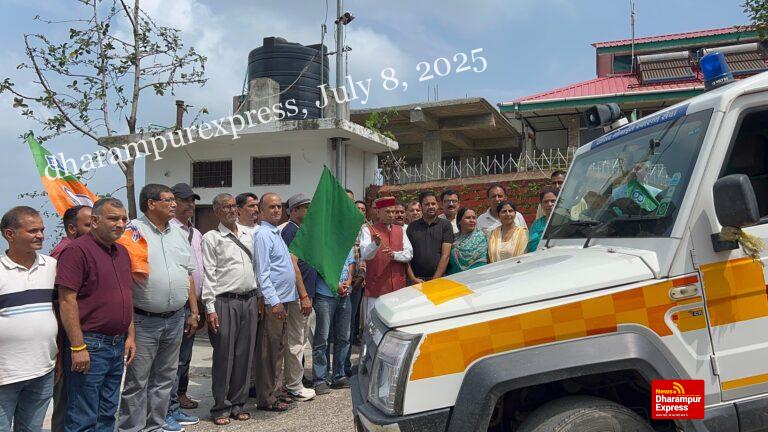 पूर्व मुख्यमंत्री धूमल ने दिखाई राहत सामग्री और सांसद स्वास्थ्य मोबाइल वैन को हरी झंडी