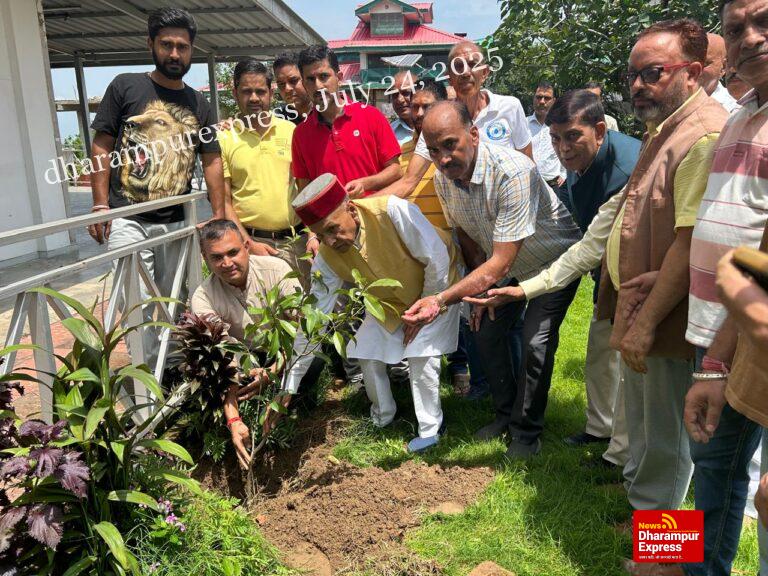 समीरपुर में पूर्व सीएम प्रेम कुमार धूमल ने किया ‘एक पेड़ मां के नाम’ पौधारोपण