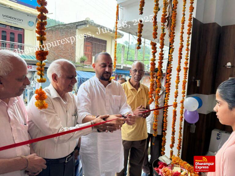 विधायक आशीष ने लंबलू बाजार में सैनिटरी एवं डेकोर स्टूडियो का किया शुभारंभ
