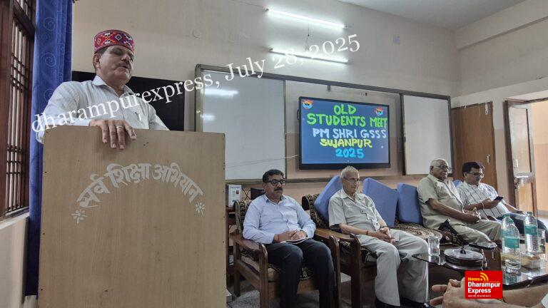 पूर्व छात्र संघर्ष मिलन समारोह में पहुंचे विधायक कै रणजीत सिंह 
