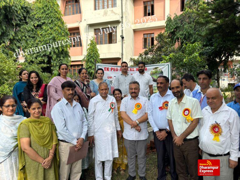 रोहित ठाकुर ने ब्वायज स्कूल परिसर में किया पौधारोपण