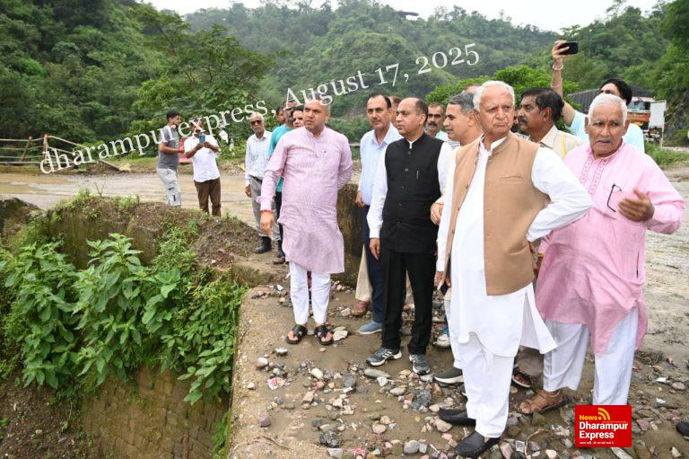 धर्मपुर में पूर्व मुख्यमंत्री जयराम ठाकुर ने किया आपदा प्रभावित क्षेत्रों का दौरा