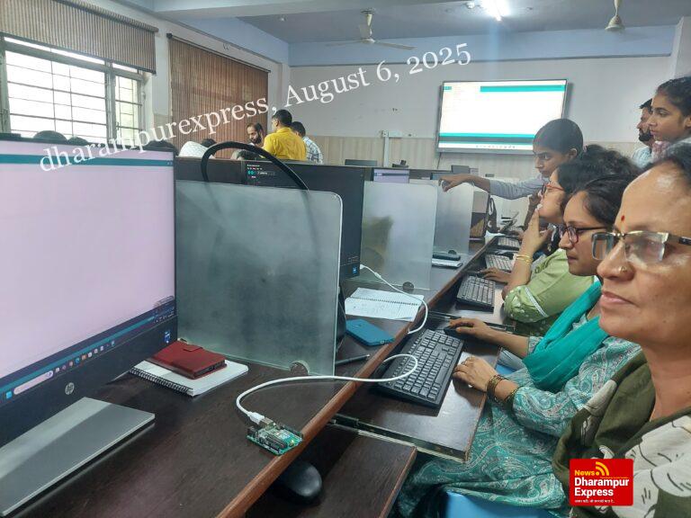 बहुतकनीकी कालेज में आईओटी और एआई की बारीकियां सीख रहे हैं प्राध्यापक