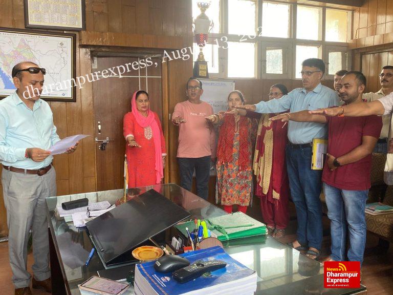 बड़सर में एसडीएम राजेंद्र गौतम ने अधिकारियों-कर्मचारियों को दिलाई नशा मुक्ति की शपथ