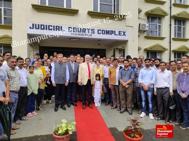 जिला हमीरपुर के सभी न्यायिक परिसरों में भी किया ध्वजारोहण