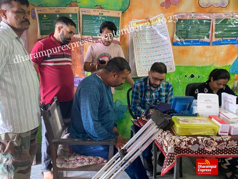 प्राकृतिक आपदा प्रभावित चबूतरा में अनुराग सिंह ठाकुर ने पहुँचाई राहत सामग्री