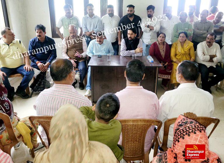 अनुराग ठाकुर ने हमीरपुर के आपदा प्रभावित गाँवों का दौरा किया