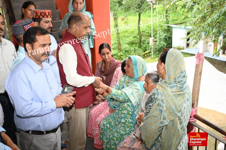 सुंदरनगर जंगमबाग भूस्खलन घटनास्थल पर पहुँचकर लिया जायजा और पीड़ित परिवारों से मिले जयराम ठाकुर 