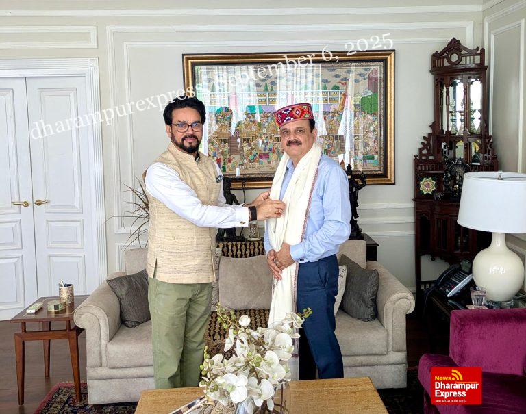 अनुराग सिंह ठाकुर ने वाइस एडमिरल संजय वात्स्यायन का दिल्ली स्थित अपने आवास पर किया स्वागत
