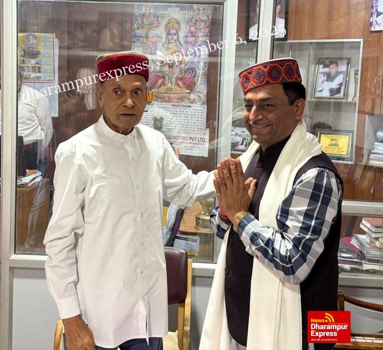 भाजपा प्रदेश सचिव सुमीत शर्मा ने पूर्व मुख्यमंत्री प्रो. प्रेम कुमार धूमल से मुलाकात कर लिया आशीर्वाद