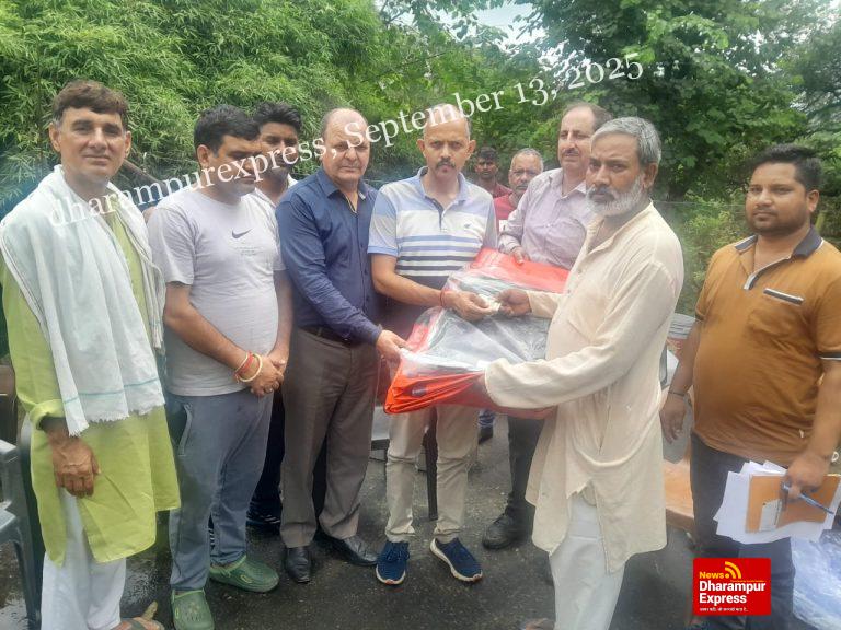 भारी बारिश से प्रभावित परिवारों को एसडीएम ने दी फौरी राहत राशि