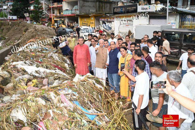 जयराम ठाकुर धर्मपुर जाकर आपदा प्रभावितों से मिले, बढ़ाया हौसला