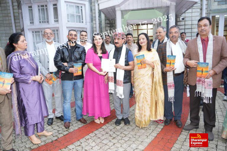 लेखिका प्रिया शर्मा ने मुख्यमंत्री को अपनी किताब ‘द लाइट ही लेफ्ट बिहाइंड’ भेंट की 