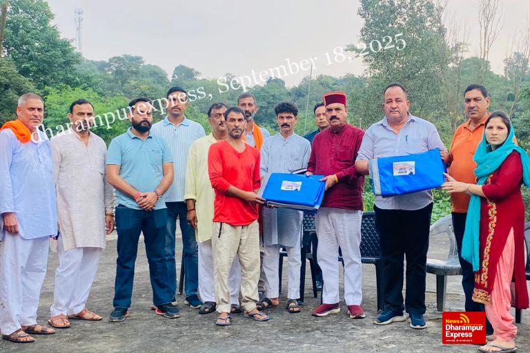 इंद्रदत्त लखनपाल ने आपदा प्रभावितों को अनुराग ठाकुर द्वारा सहायता प्राप्त 200 त्रिपालों का कर रहे वितरण
