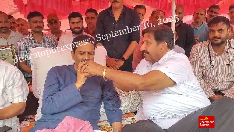 आमरण अनशन पर बैठे विधायक चंद्रशेखर को उपमुख्यमंत्री ने पिलाया जूस, अनशन सस्पेंड