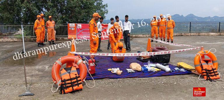 एनडीआरएफ की टीम ने कोट स्कूल के बच्चों को बताये बचाव के उपाय
