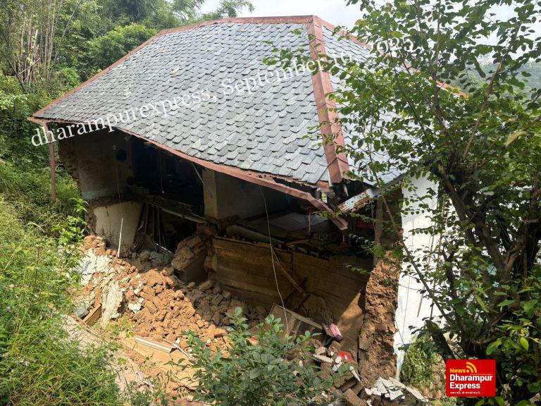 हमीरपुर में भी कई जगह तबाही, 24 घंटे में 32 करोड़ रुपये का नुक्सान