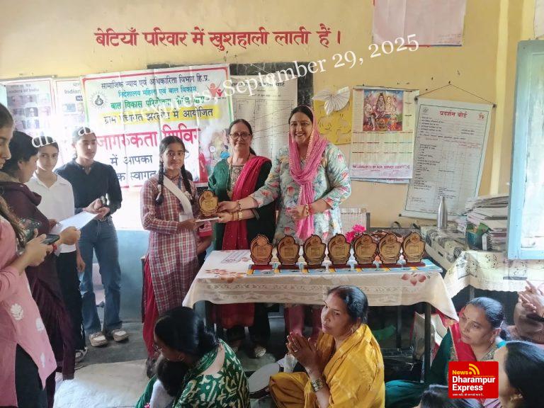 लदरौर कलां में मेधावी बेटियों को किया पुरस्कृत