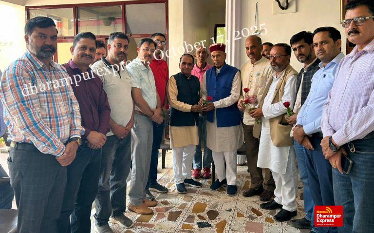 प्रदेश कार्यकारिणी सदस्य नियुक्त होने पर देसराज शर्मा ने प्रो. प्रेम कुमार धूमल से आशीर्वाद लिया